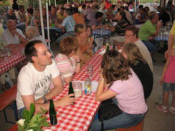 Vergrößern im Festzelt.